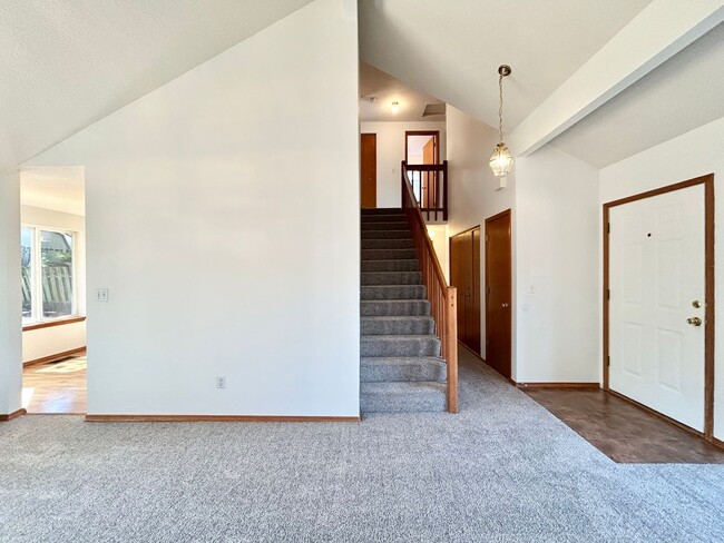 Building Photo - 15612 SW Wintergreen St