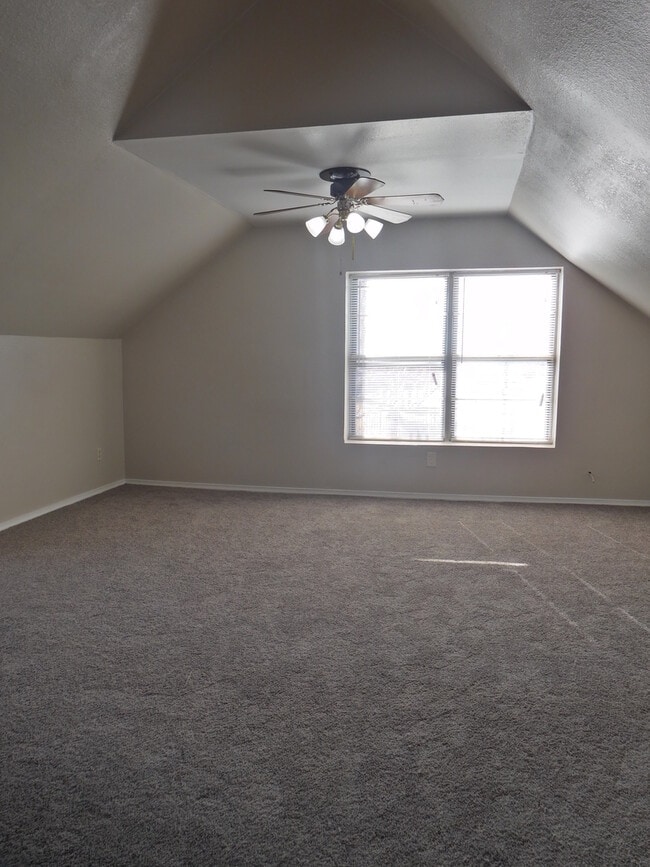 Building Photo - Huge 4 Bedroom in West Tulsa