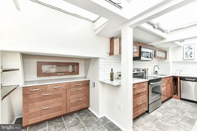 Building Photo - 2024 N St NW