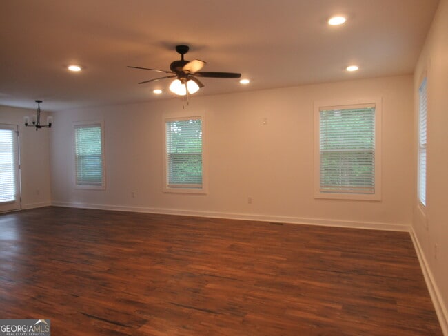 Building Photo - 765 Old Kerns Rd
