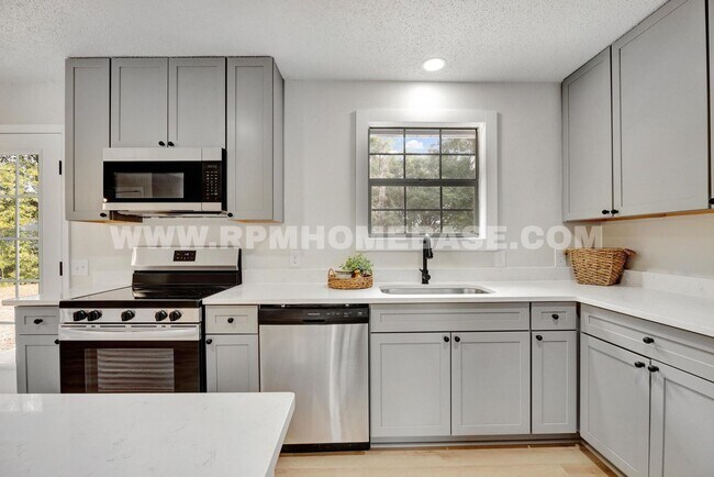 Building Photo - Fully Renovated 5-Bedroom Home with Modern...
