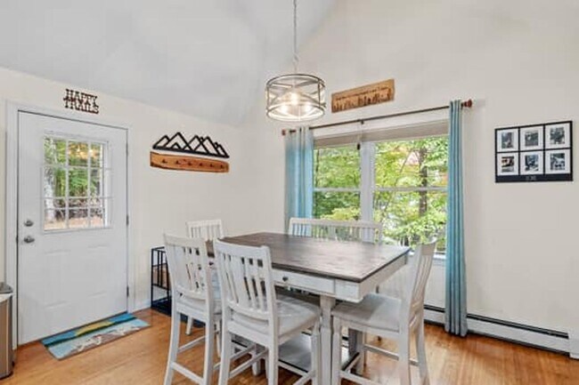 Building Photo - Spacious & Comfortable 4 Bedroom House - C...