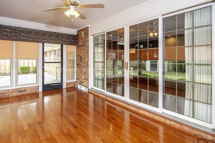 Building Photo - 244 Live Oak Ln