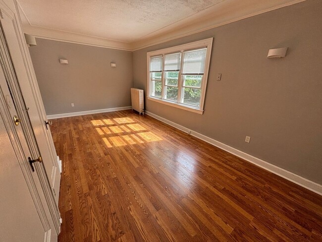 Building Photo - Charming One Bed Room in Grosse Pointe