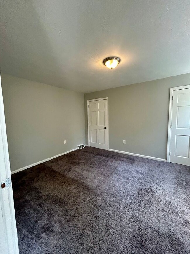 Building Photo - 2 Bedroom w/large attic space l Housing Vo...