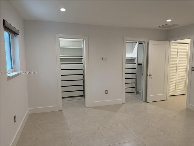 Building Photo - 540 SW 6th Ave