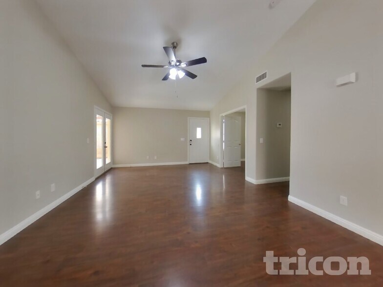 Building Photo - 12618 W Cambridge Ave