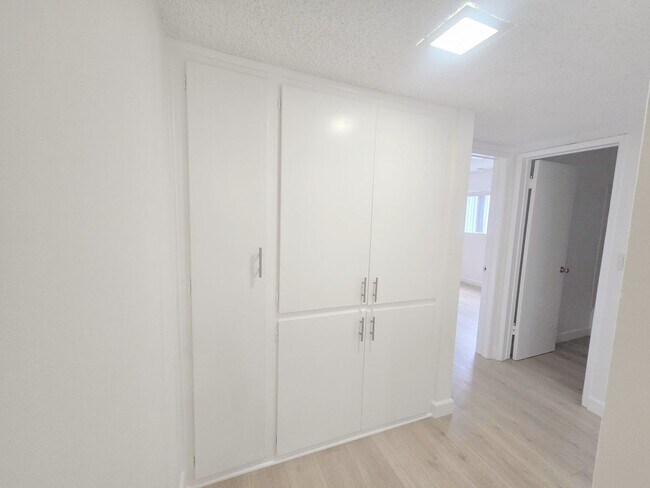 Building Photo - Welcome home! 2bd/2ba unit with parking. Master bedroom with en-suite bathroom!