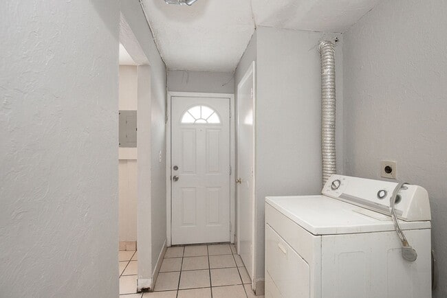 Building Photo - 2 BED 1.5 BATH UNIT IN THE BANBURY CONDOMINIUMS!