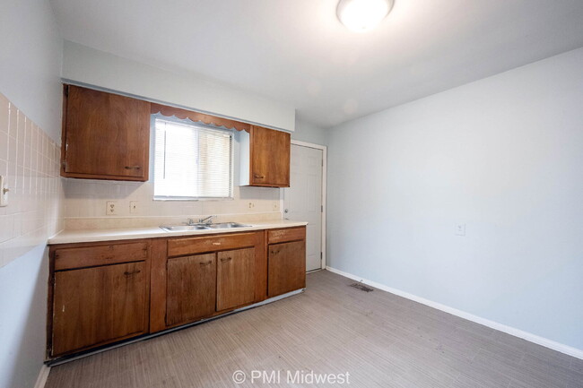 Building Photo - "Charming 2-Bed Duplex Gem on North Leland...