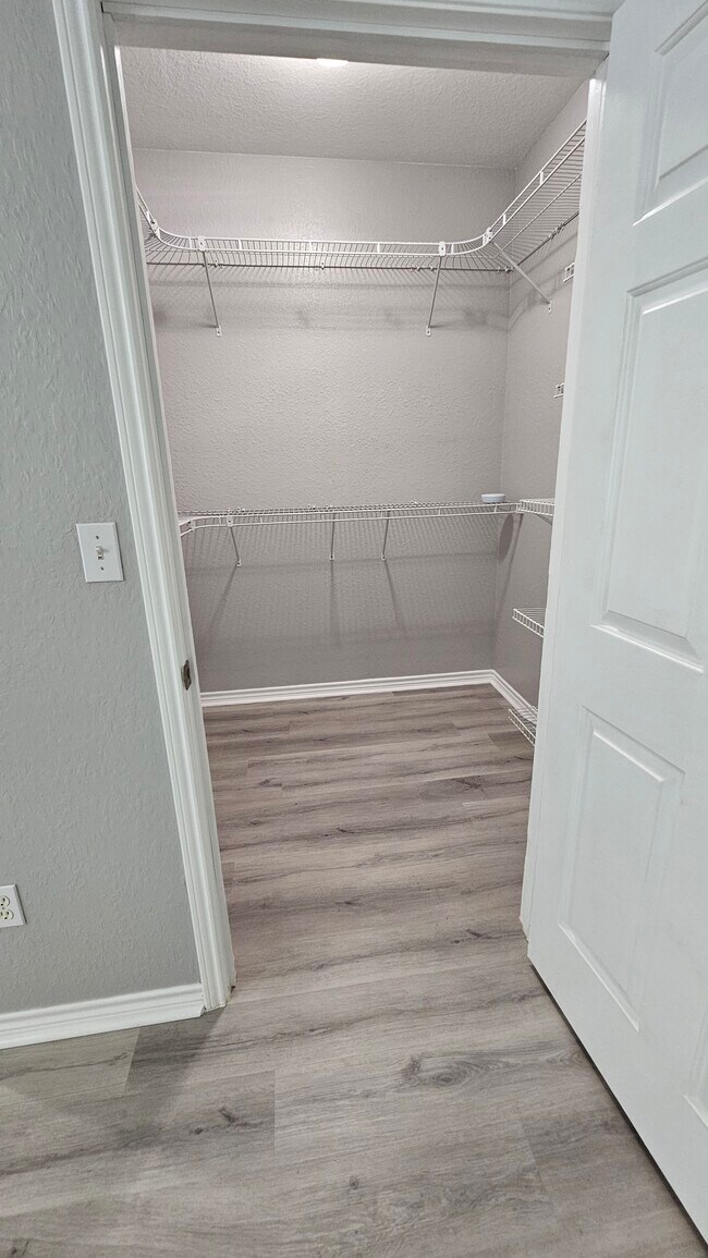 Master walking closet - 4333 Bayside Village Dr