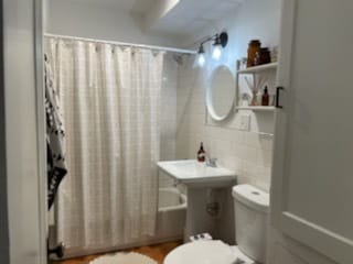 Bathroom with large linen closet - 203 E Diamond Lake Rd