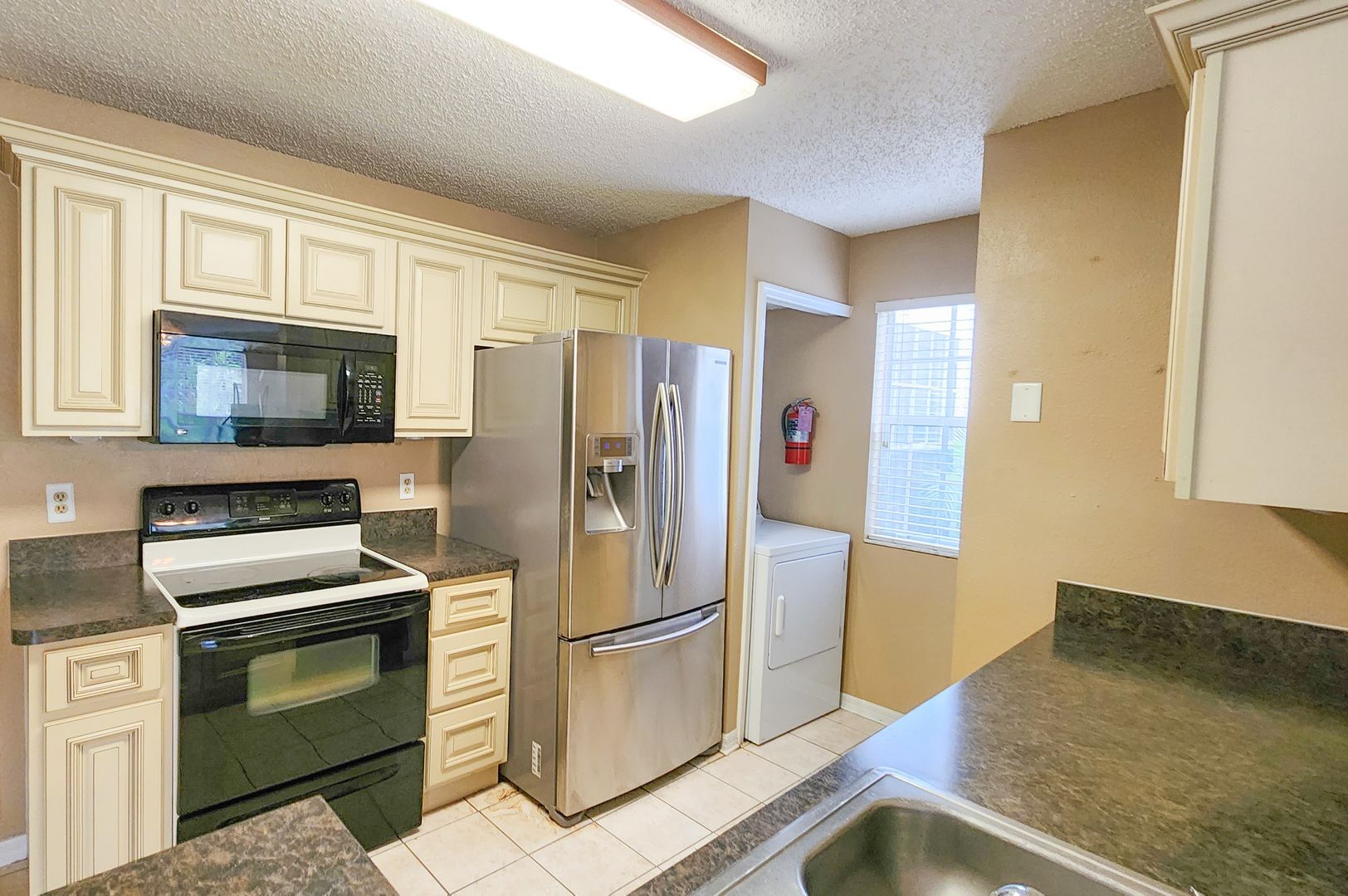 Building Photo - Beautiful 3 bdrm 2 bath botom floor condo available now!