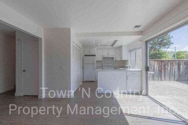 Building Photo - 3 Bedroom, 2 Bath Creekside Condo Available Now!