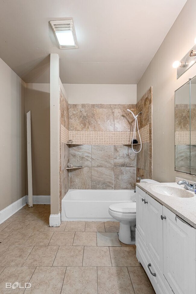 Building Photo - 315 Robinson Pl