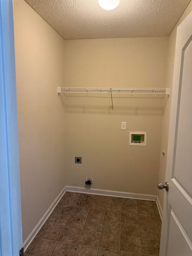 Building Photo - 10389 Redmond Dr