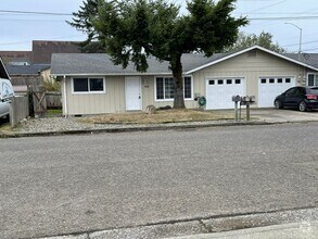 Building Photo - 2081