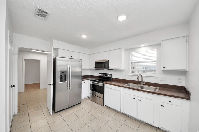 Building Photo - 9918 Peachridge Dr