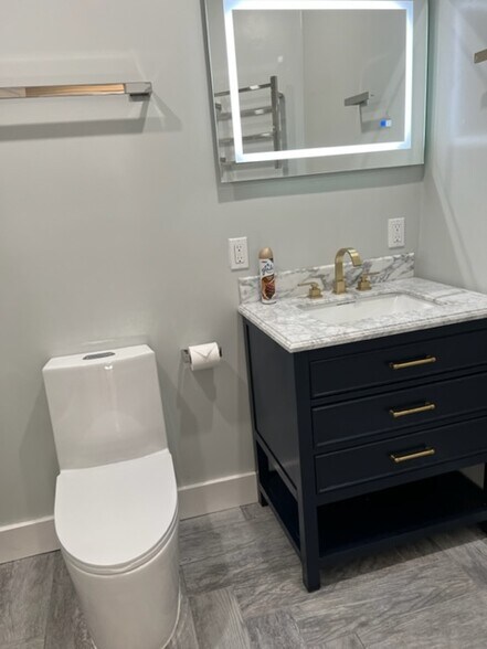 Ba with tub - 1426 E Florida St