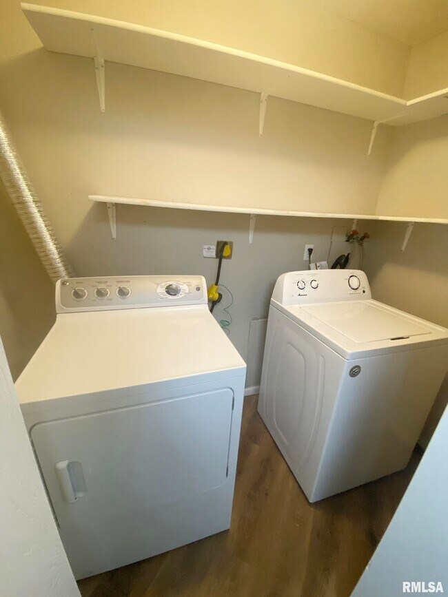 Building Photo - 5905 W Ridgecrest Dr