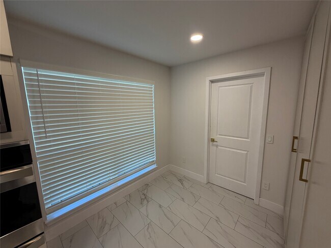 Building Photo - 2218 Round Lake Dr