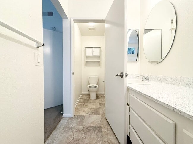 Building Photo - Single Story in Rancho Del Oro!