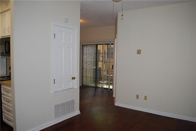 Building Photo - 505 W 18th St