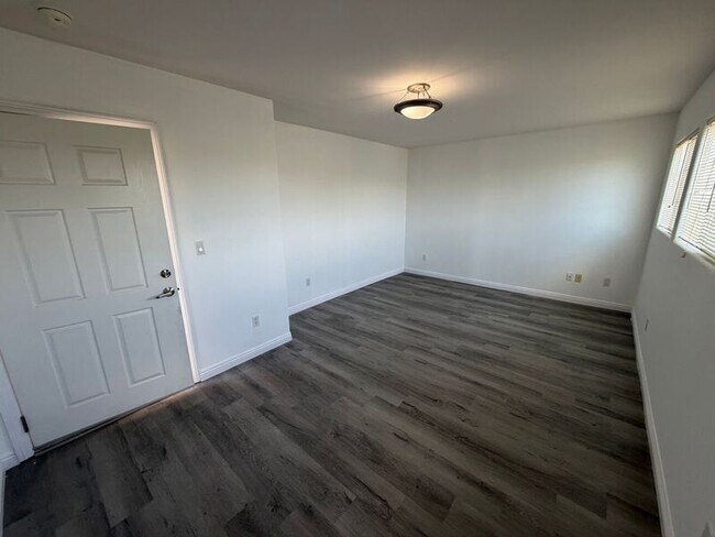 Building Photo - 5402 Balboa Arms Dr