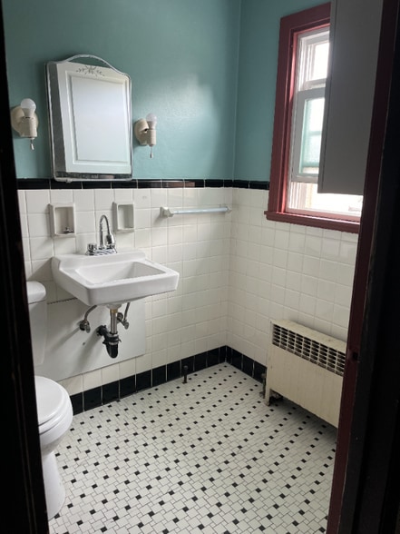 Building Photo - 210 Locust St