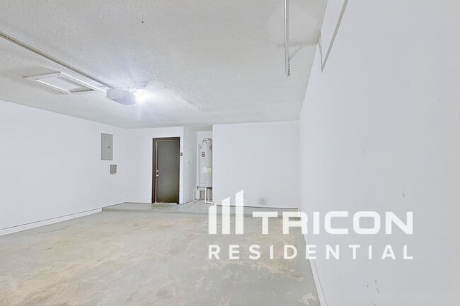 Building Photo - 809 Waggoman Rd
