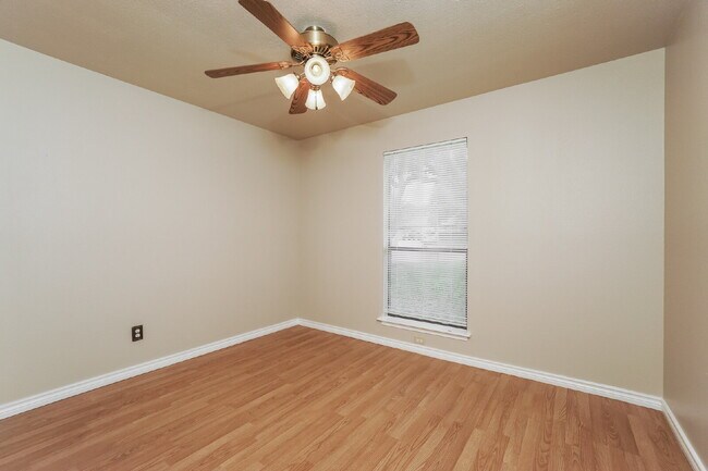 Building Photo - "Charming 3-Bedroom San Antonio Home with Cozy Fireplaces & Ample Storage!"