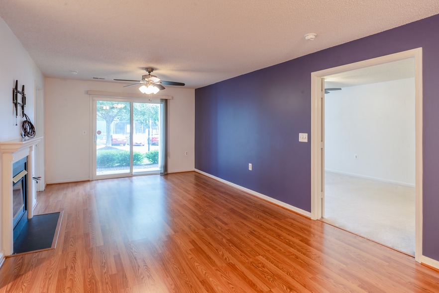 Building Photo - 10024 Vanderbilt Cir