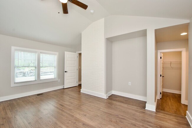 Building Photo - Now Leasing for Fall 2025! $1000 Per Bedro...