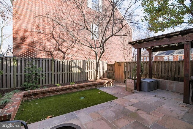 Building Photo - 332 S Alfred St