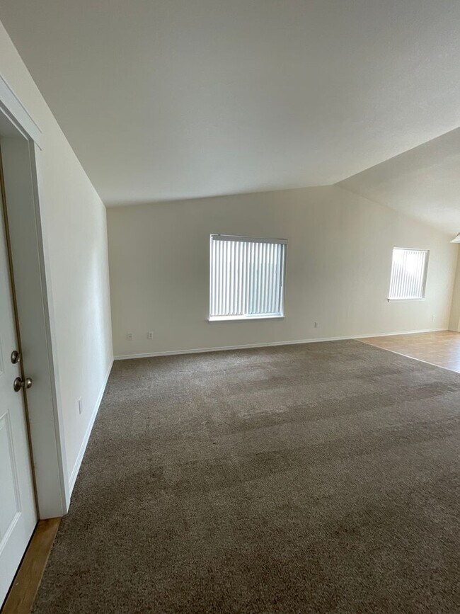 Building Photo - 822 SE Maui Ln