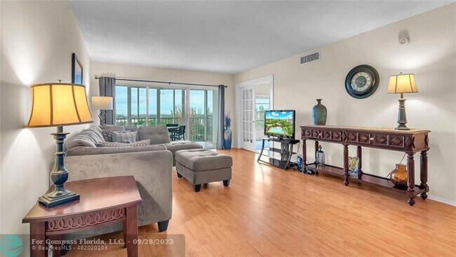 Building Photo - 3150 N Palm Aire Dr