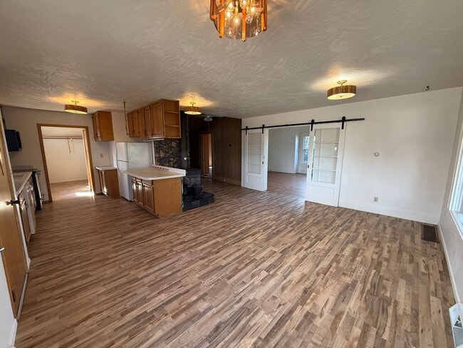 Building Photo - Large Country Home! Pet Friendly!