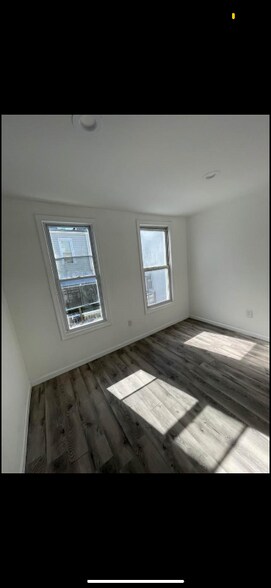 Building Photo - 722 E Pine St