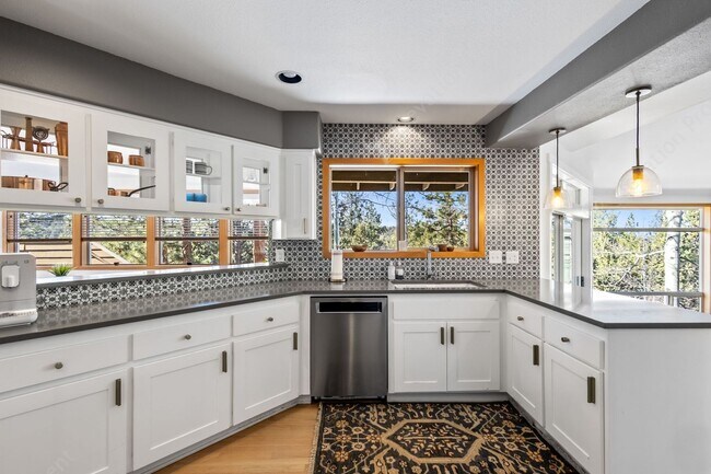 Building Photo - 5BR / 3.5BA Forest Retreat in NW Bend with ADU included
