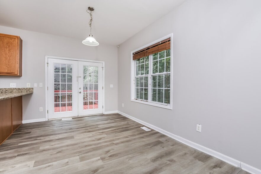 Building Photo - 136 Roan Dr