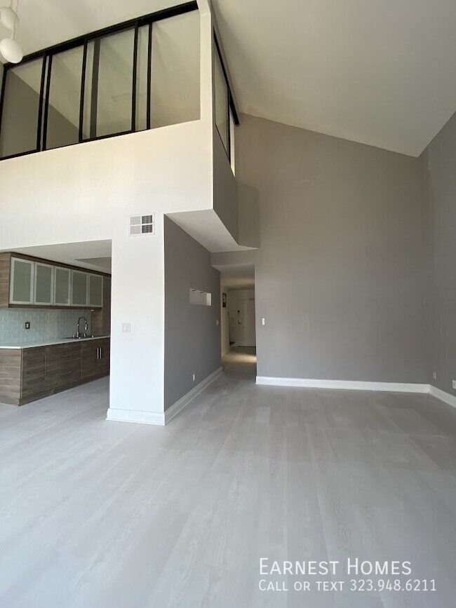 Building Photo - 13331 Moorpark St