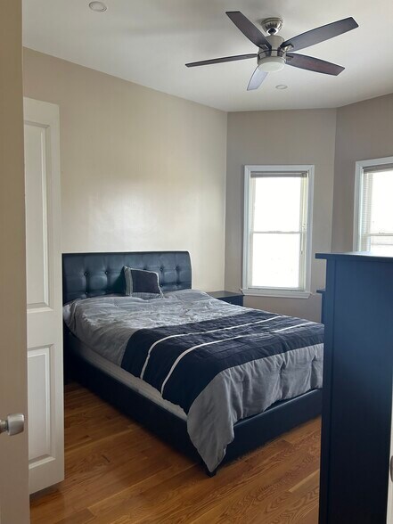 Building Photo - 49 Mozart St