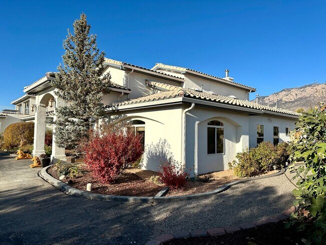 Building Photo - Move in Special Luxury 4 bedroom 4.5 bathr...