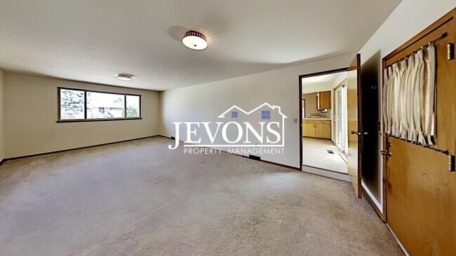 Building Photo - Spacious single-family home with a large f...
