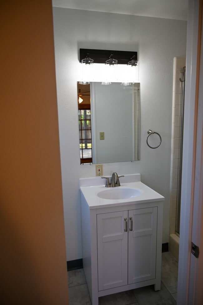 Bath 2 - 881 W Rialto Ave