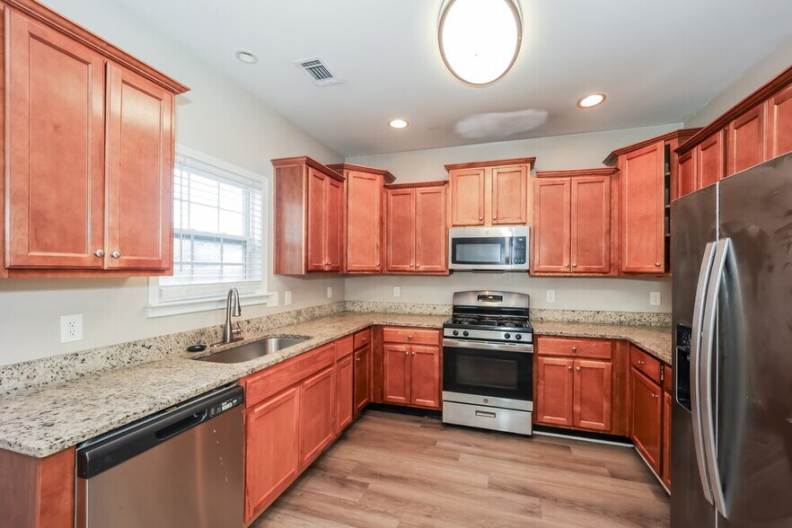 Building Photo - 501 Summer Brooke Ln