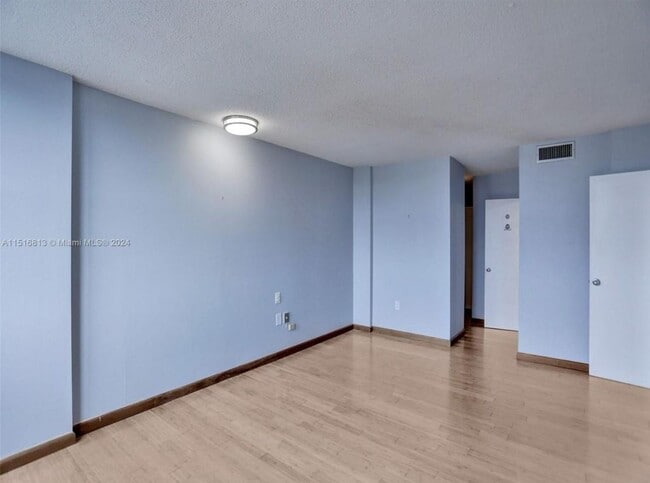 Building Photo - $2,900MONTHLY;11930 N BAYSHORE DR #601 NOR...