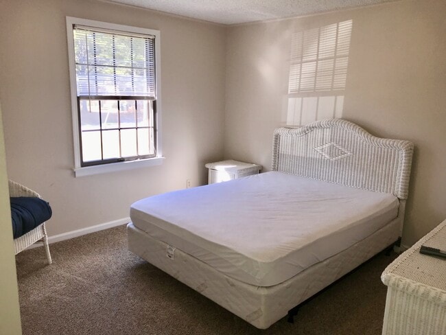 Building Photo - 3 Bedroom/2 Bathroom Home