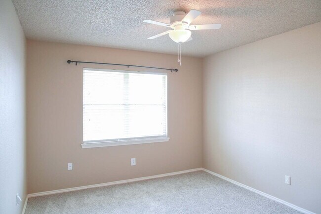 Building Photo - Beautifully Maintained 3/2/2 in Preston Smith