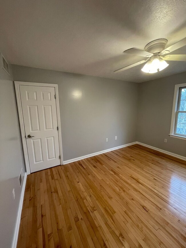 Building Photo - Beautiful custom built 5 bed 4 bath home with finished basement ready for you to move-in!